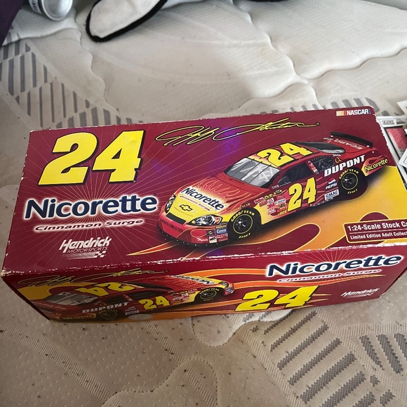 A Jeff Gordon 2007 stock car - Picture 1 of 3